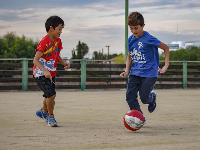 队长带领三人打出精彩配合，朱俊龙三分命中，彻底锁定了关岛队的败局.